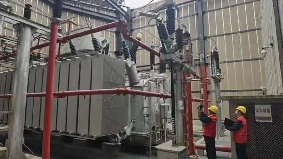 Safe removal, lifting and installation require the correct sequence and verification of the pole, foundation, cable and grounding interfaces.