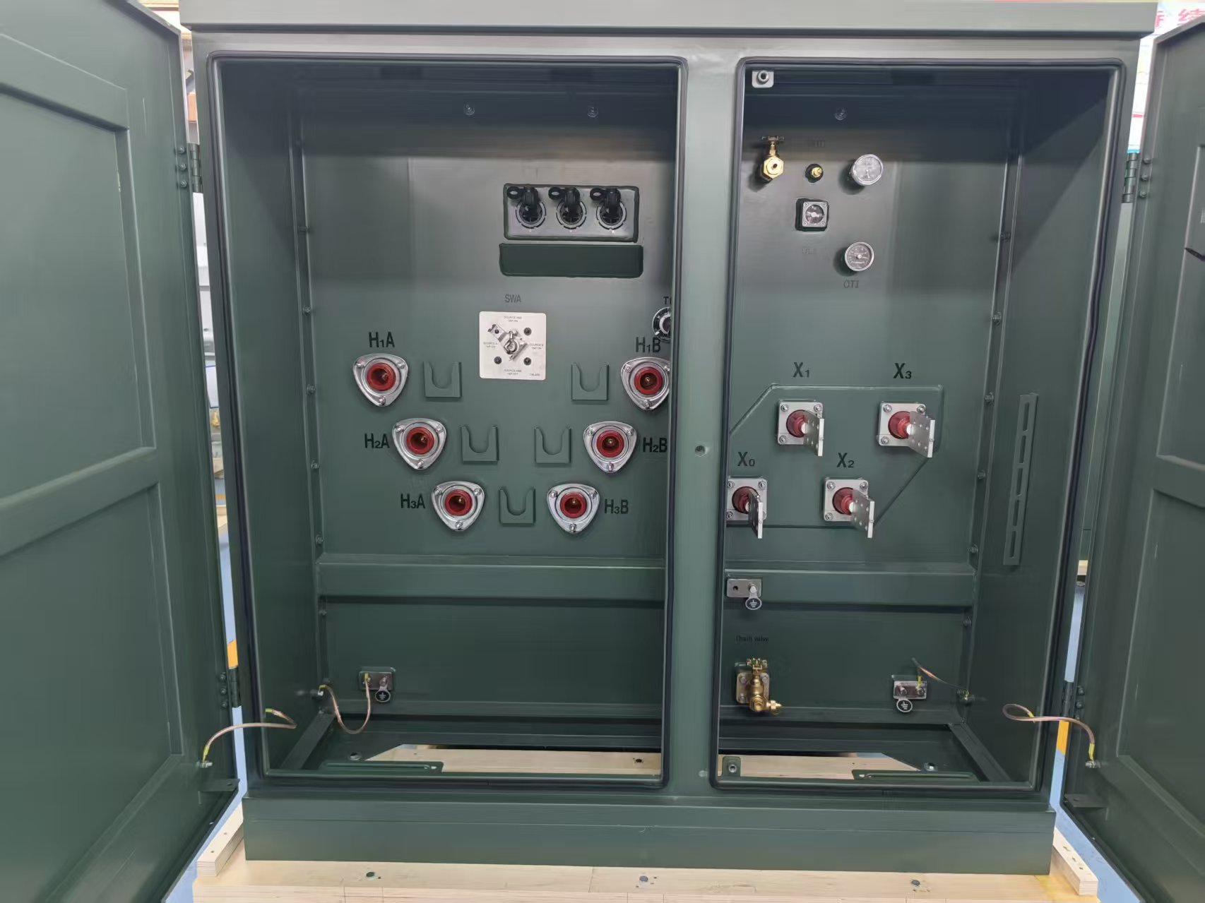 Conexiones de terminales Delta-Wye en transformador tipo pad-mounted con H1 H2 H3 y X0 X1 X2 X3.